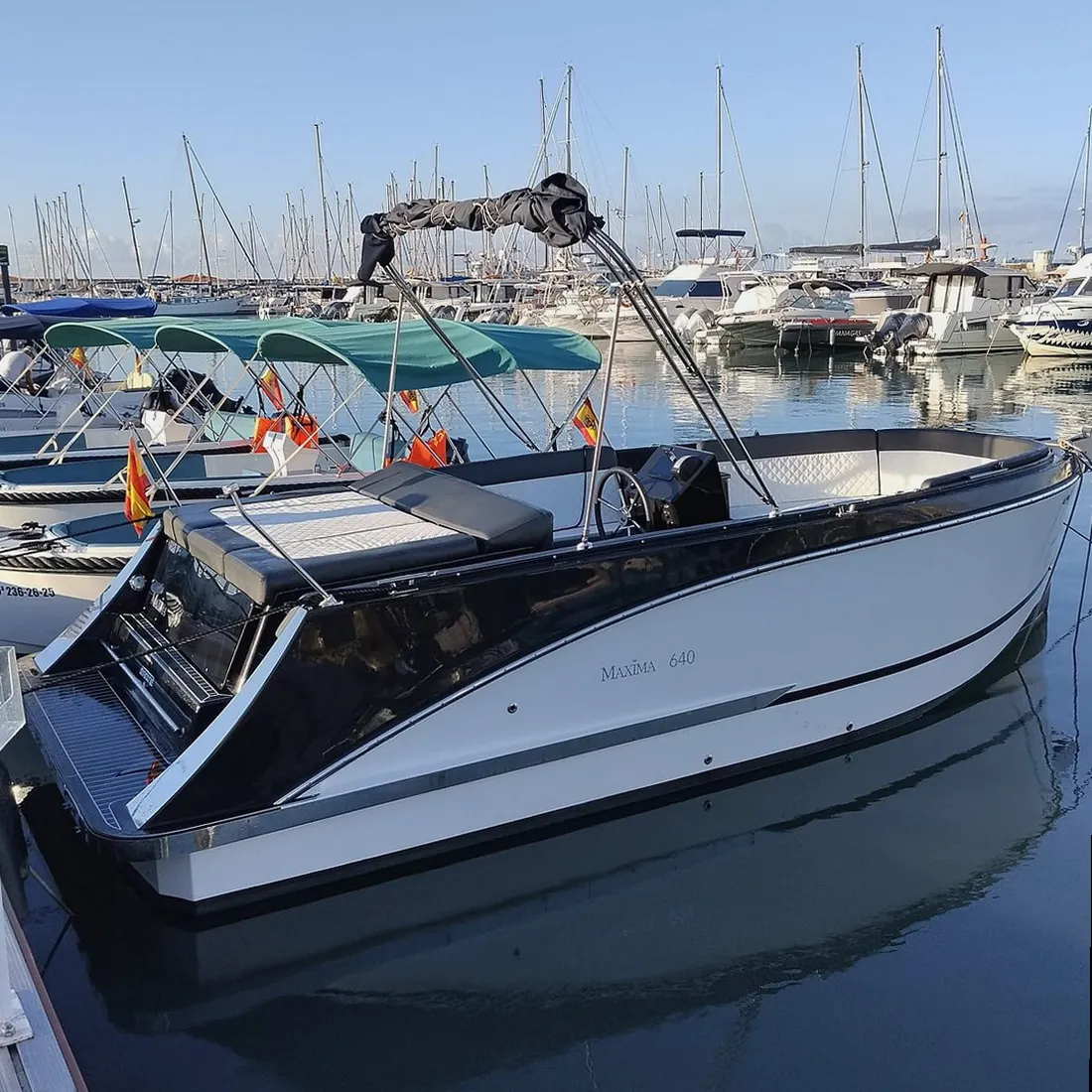 Familia disfrutando de un alquiler de barco en Manacor